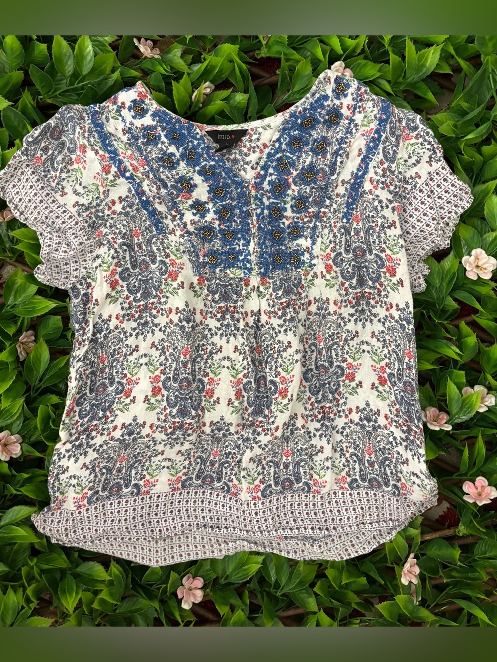 intro. White Floral V-Neck Blouse with Blue Embroidery
